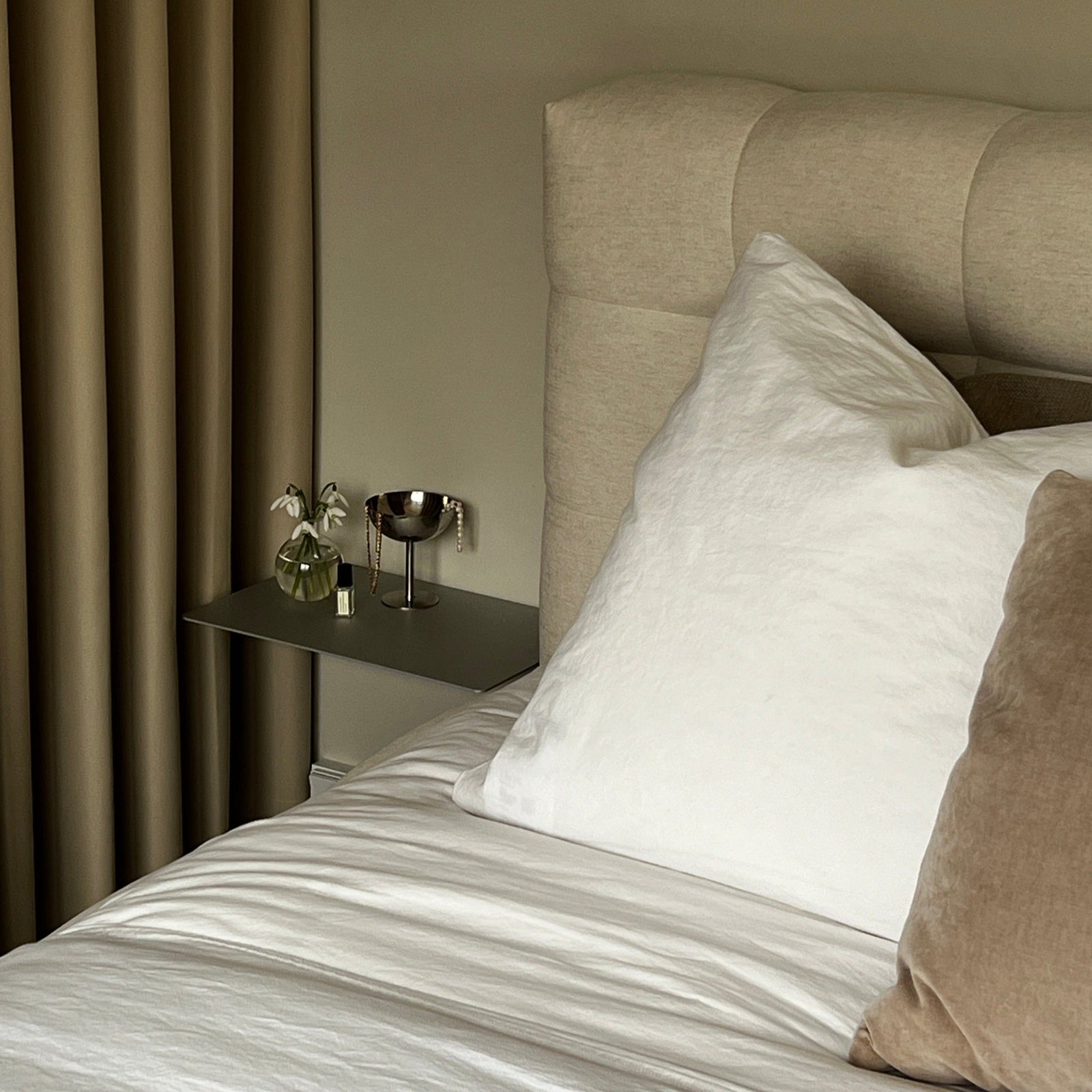 bedside-table-y-sengehylde-